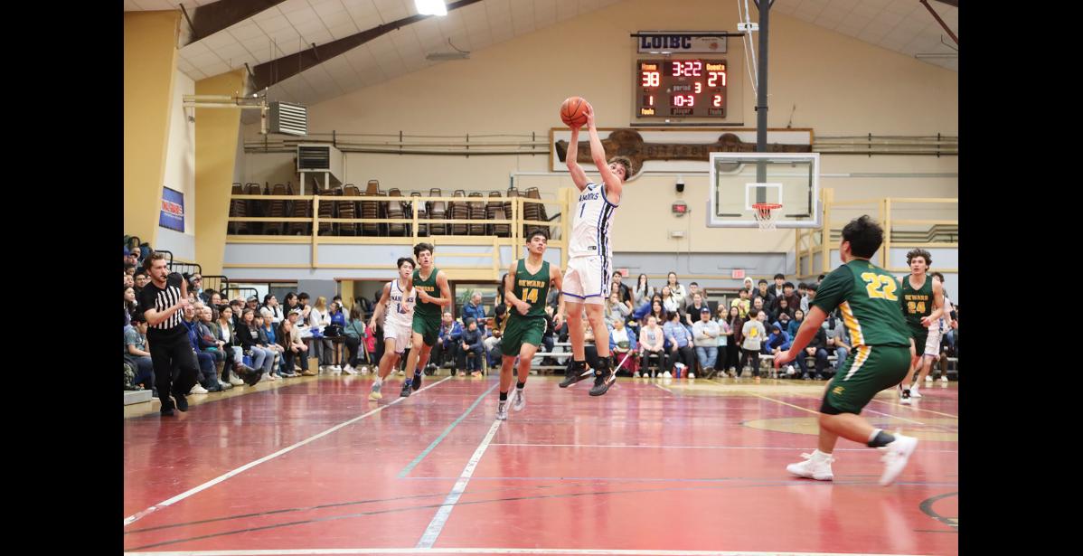 Photo by Anna Lionas GOT IT- Finn Gregg plucks a pass out of the sky.