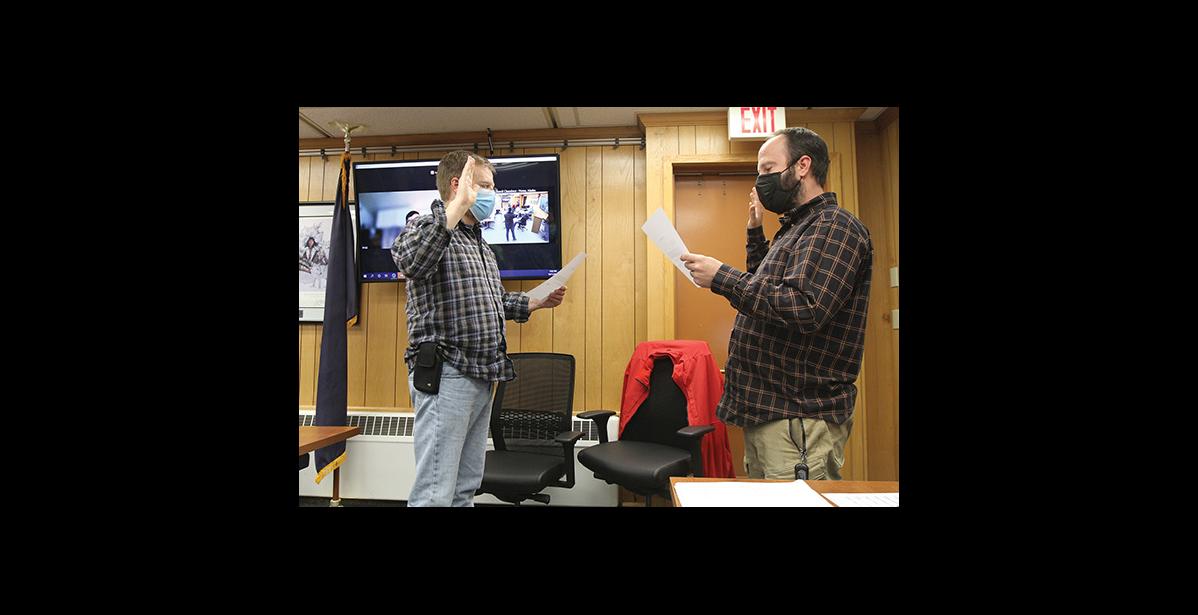 Photo by Diana Haecker OATH OF OFFICE— City Clerk Bryant Hammond swears in new Nome Common Council member Scot Henderson, during the regular Council meeting on Monday, Oct. 11.